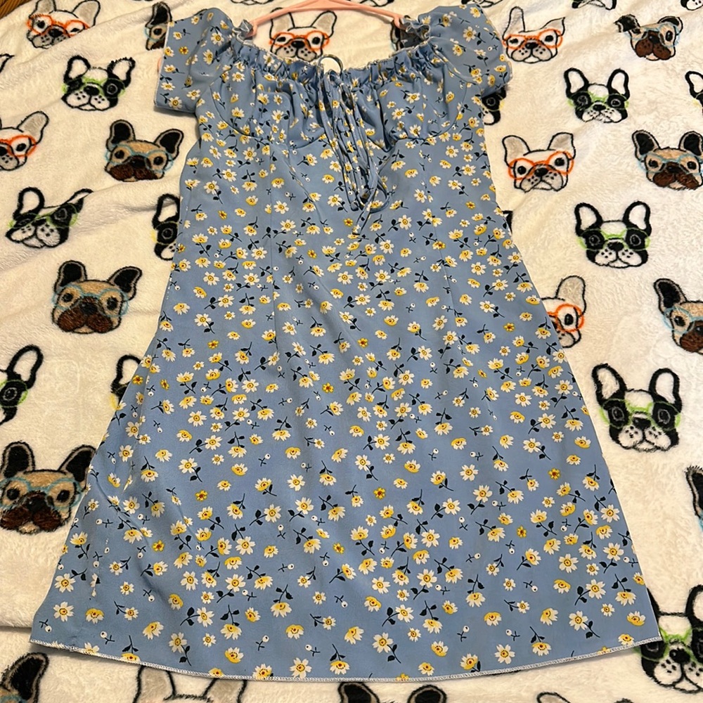 Very cute spring summer floral dress very thin material. Zip up back